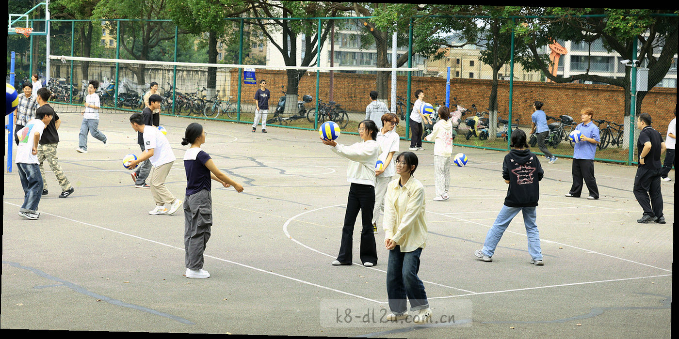 俯拍档案柜抽屉与纸质标签，暖橙色光晕落在抽面边缘，画面中无人物