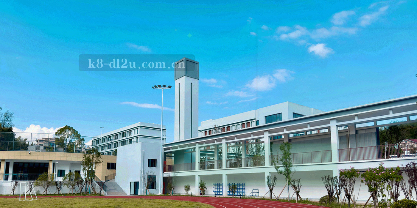 山城夜色中层叠的建筑灯光与青色雾霭